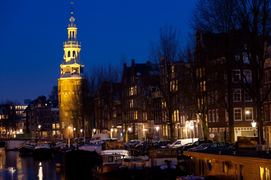 church_in_amsterdam_at_night